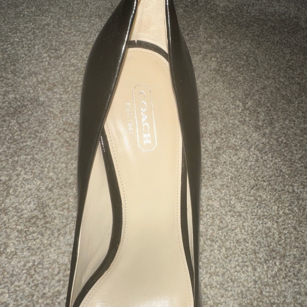 A beutiful coach pump shoes - Picture 6 of 9